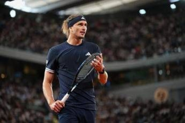 Roland Garros, Zverev litiga con l'arbitro: "La palla è fuori"