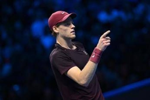 Sinner, mini 'mistero' a Seul: entra in campo in ritardo. Poi fa giocare un bambino con Alcaraz