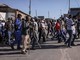 Sudafrica, proteste anti migranti: ronde manifestanti tra le case per cercare irregolari Sudafrica, proteste anti migranti: ronde manifestanti tra le case per cercare irregolari