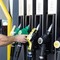 Caro carburanti, scatta il tetto ai prezzi: Eni e IP abbassano benzina e diesel Caro carburanti, scatta il tetto ai prezzi: Eni e IP abbassano benzina e diesel