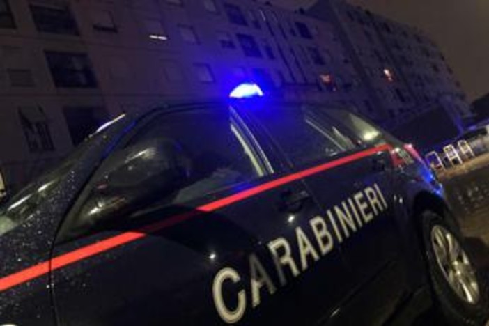 Massa, uomo trovato morto sul balcone di casa: sul corpo segni di coltellate