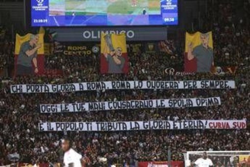 L’Olimpico celebra Mourinho: cori, striscioni e lui manda un bacio alla Curva Sud L’Olimpico celebra Mourinho: cori, striscioni e lui manda un bacio alla Curva Sud