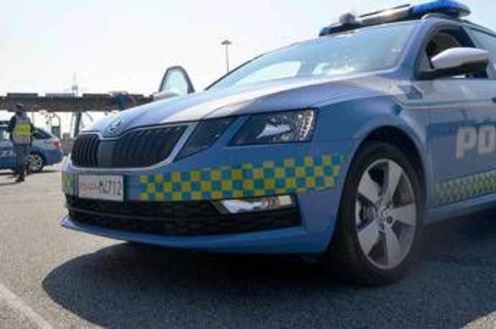 Incidente A1, camion invade carreggiata: tratto chiuso e traffico in tilt Incidente A1, camion invade carreggiata: tratto chiuso e traffico in tilt