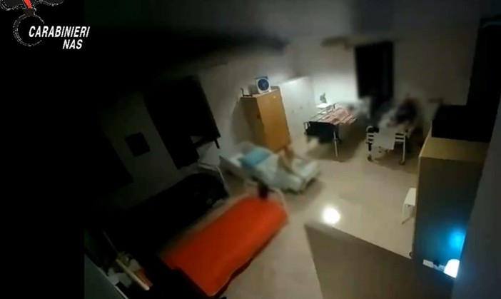Anziani maltrattati e derubati in una struttura abusiva, tre arresti nel tarantino Anziani maltrattati e derubati in una struttura abusiva, tre arresti nel tarantino
