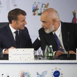 La gaffe di Trump fa ridere Macron e Rama, battute al vertice La gaffe di Trump fa ridere Macron e Rama, battute al vertice