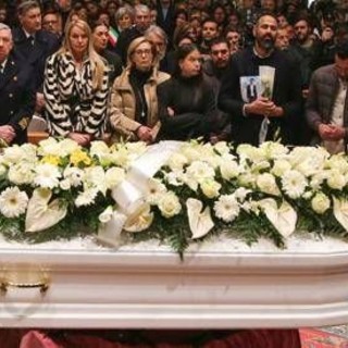 La Spezia, in migliaia ai funerali di Aba. Il vescovo: "Il dolore è di tutta la comunità"