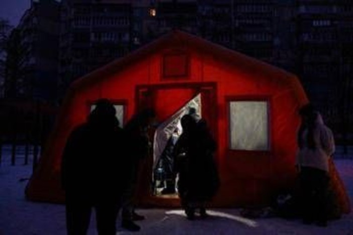 Ucraina, ondata di droni russi su Kiev: proseguono stop a corrente Ucraina, ondata di droni russi su Kiev: proseguono stop a corrente