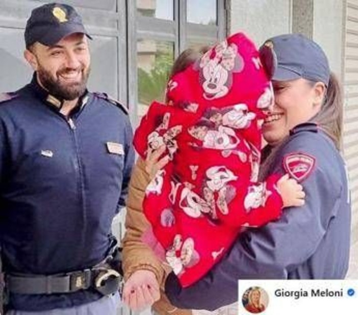 Poliziotti scortano papà che porta figlia in ospedale. Meloni: "Eroi!"