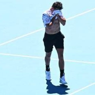 Darderi, la racchetta lanciata contro Sinner e la 'maledizione' del bambino in tribuna