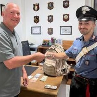 Turista dimentica zaino con oltre 2mila dollari sul treno Civitavecchia-Roma, cittadino gli salva la vacanza