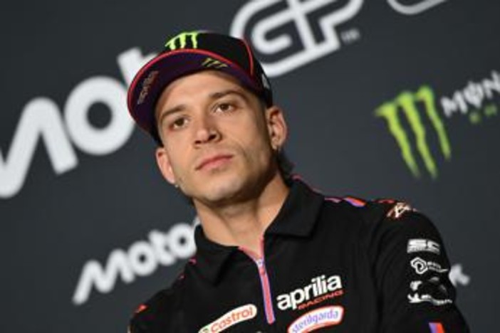 MotoGp, Bezzecchi si scusa: "Nessuna giustificazione". L'abbraccio con il marshall dopo la lite MotoGp, Bezzecchi si scusa: "Nessuna giustificazione". L'abbraccio con il marshall dopo la lite