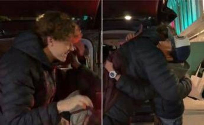 Sinner, trionfo e regalo al 'bambino portafortuna'. Il gesto di Jannik per il super tifoso a Parigi Sinner, trionfo e regalo al 'bambino portafortuna'. Il gesto di Jannik per il super tifoso a Parigi