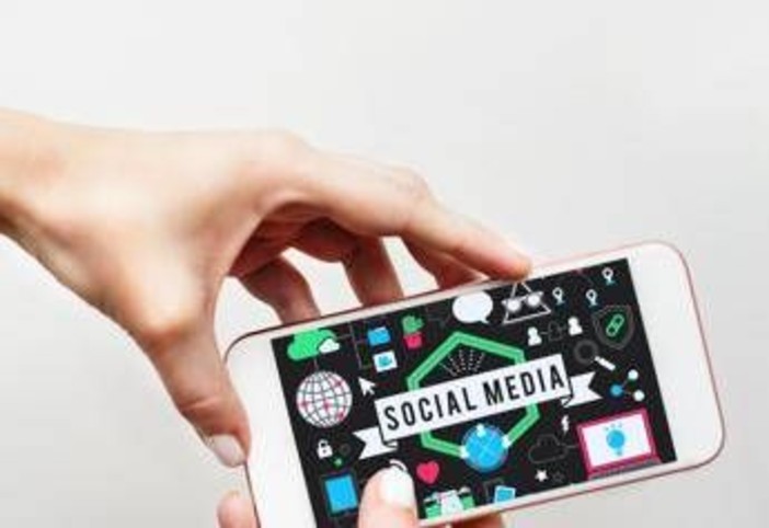 Social vietati ai minori di 15 anni, dall'Australia al Regno Unito: cosa fanno gli altri Paesi