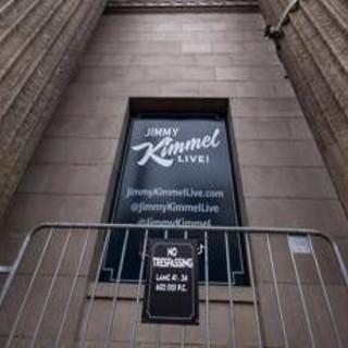 Jimmy Kimmel risponde a Melania Trump: "D'accordo su stop retorica d'odio, ne parli con suo marito"