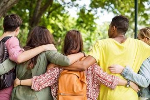 Mal di schiena nei giovani, ne soffre il 20%: errori da non fare, consigli e falsi miti Mal di schiena nei giovani, ne soffre il 20%: errori da non fare, consigli e falsi miti