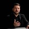 Zelensky racconta l'inizio della guerra: "I russi pensavano di conquistare Kiev in tre giorni. Avevano già le uniformi per la parata"