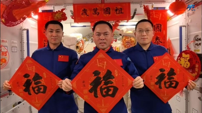 Cina, il Capodanno si festeggia anche a 400 chilometri di distanza dalla terra Cina, il Capodanno si festeggia anche a 400 chilometri di distanza dalla terra