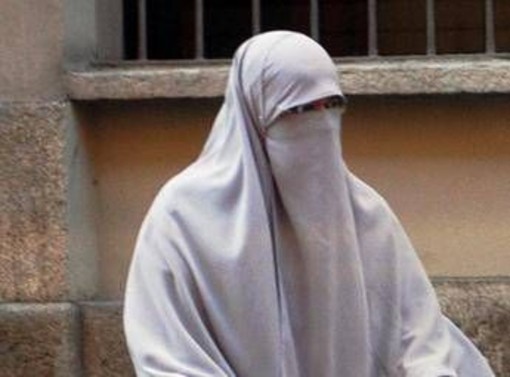 Divieto di velo integrale nei luoghi pubblici e pene più dure per i matrimoni combinati: la proposta di Fdl Divieto di velo integrale nei luoghi pubblici e pene più dure per i matrimoni combinati: la proposta di Fdl
