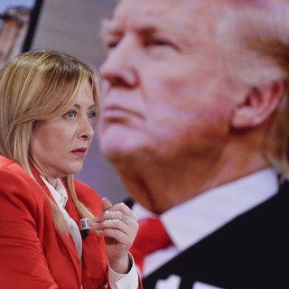 Scontro Trump-Meloni. “Mi ha implorato per una foto”, “Falso, Italia non implora”