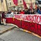 Torino, bidoni di letame rovesciati davanti al municipio prima del corteo per lo sciopero generale: il video Torino, bidoni di letame rovesciati davanti al municipio prima del corteo per lo sciopero generale: il video