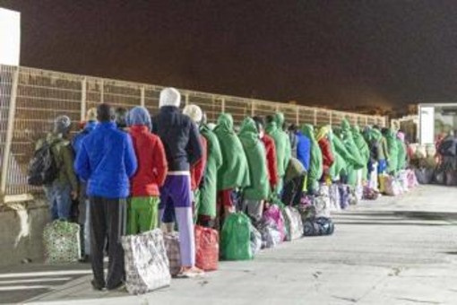 Migranti, traduceva male colloqui con richiedenti asilo: fermato interprete a Siracusa Migranti, traduceva male colloqui con richiedenti asilo: fermato interprete a Siracusa
