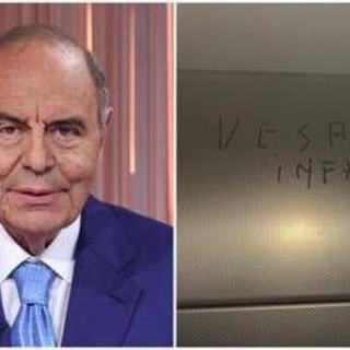 "Vespa infame", la scritta spuntata in un ascensore della Rai. Rossi: "Intimidazioni inaccettabili" "Vespa infame", la scritta spuntata in un ascensore della Rai. Rossi: "Intimidazioni inaccettabili"