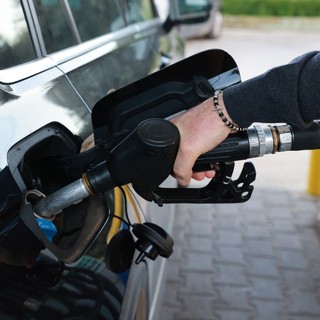 Carburanti: Mimit, prezzo medio self benzina 1,934 euro/litro, gasolio 2,026