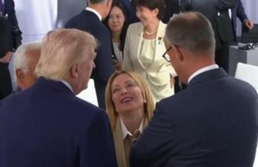 Trump-Meloni, siparietto distensivo al G7: "Io abbandonato", "Noi sempre amici"
