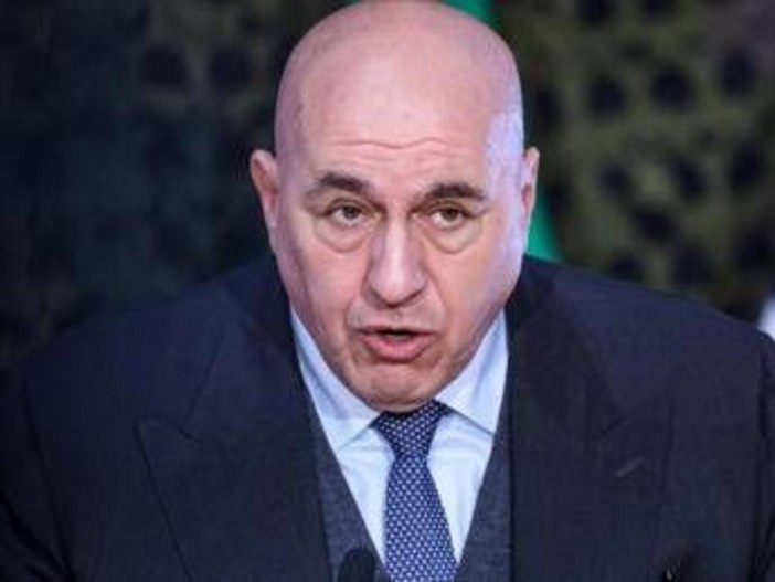 Crosetto rientra da Dubai: "Torno con volo militare, pago io cifra tripla" Crosetto rientra da Dubai: "Torno con volo militare, pago io cifra tripla"